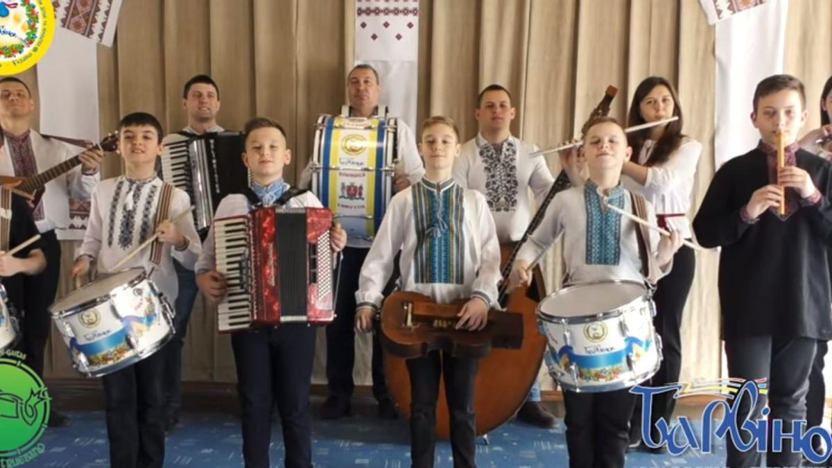 Una imagen del vídeo grabado por la Escuela Barvinok interpretando el “Asturias, patria querida”.