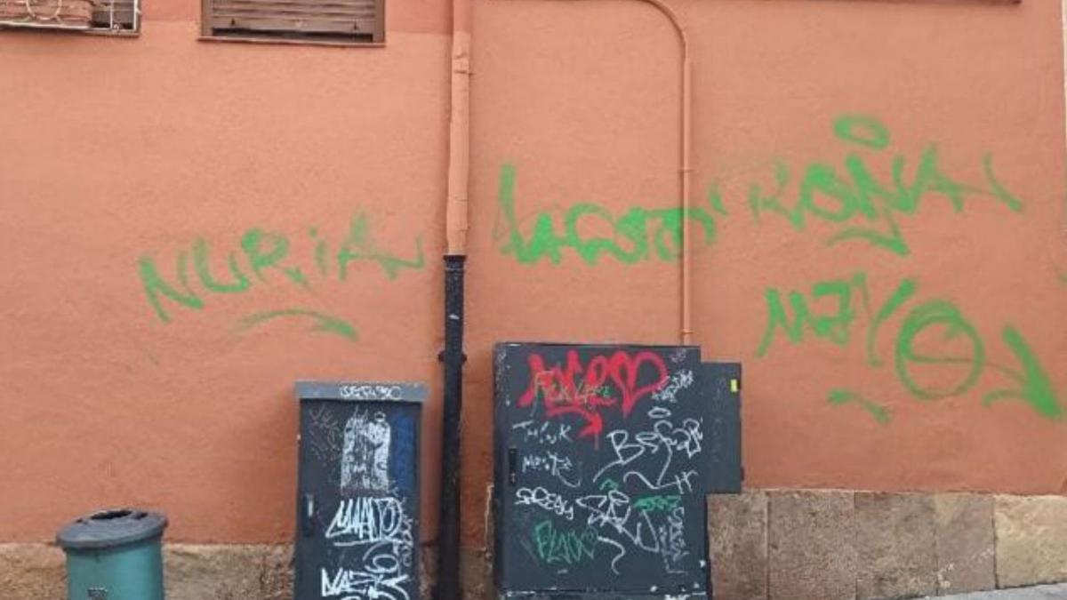 A la izquierda, la calle Ecce Homo pintada. A la derecha, la misma calle después de ser repintada por los operarios. |