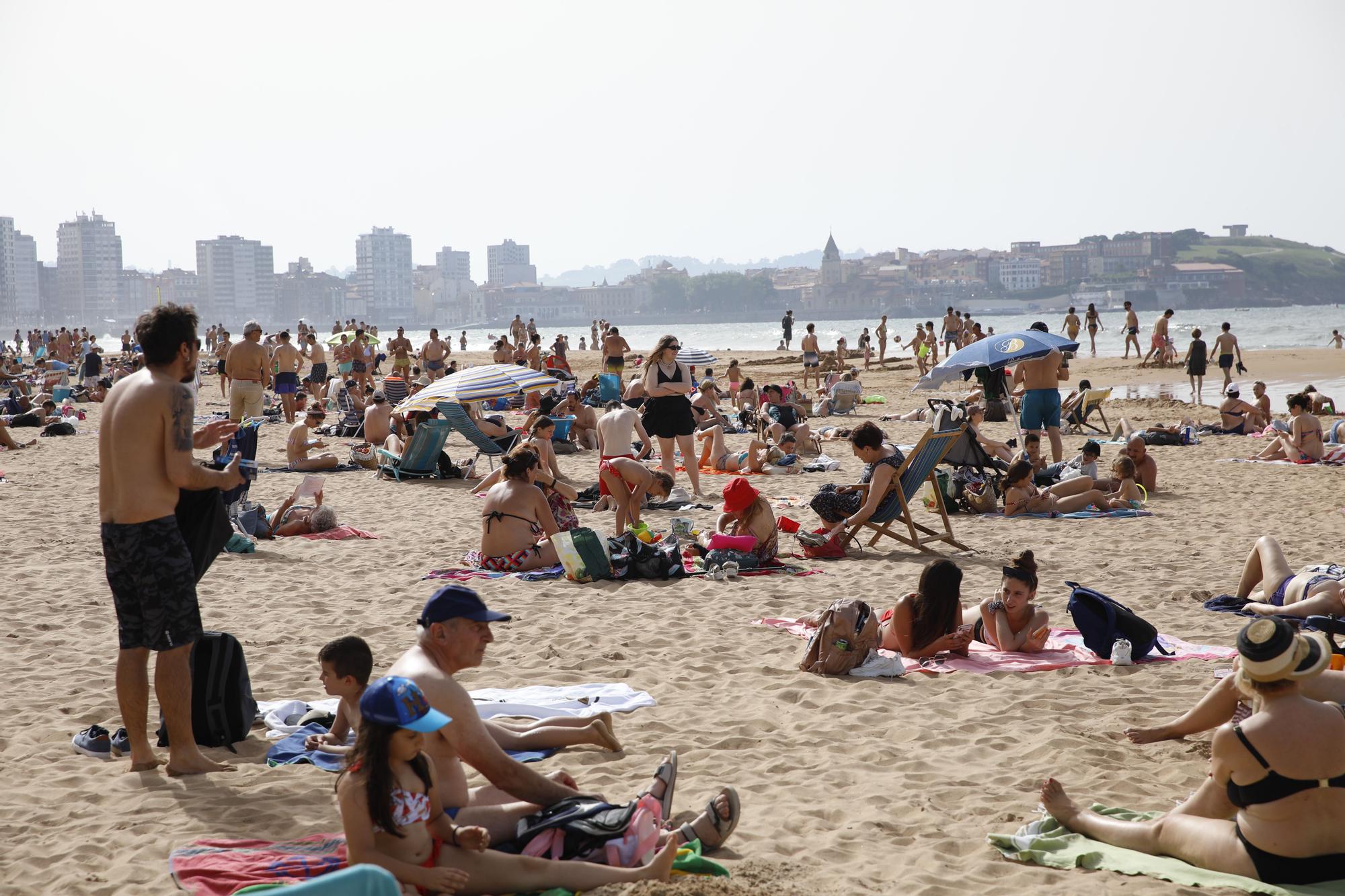 Día de intenso calor en Gijón, playa y chapuzones en el mar