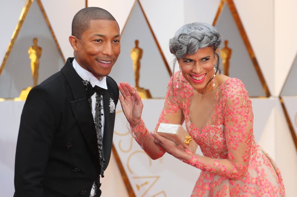 Pharrell Williams y la actriz y productora Mimi Valdes, una de las peores vestidas de la gala.