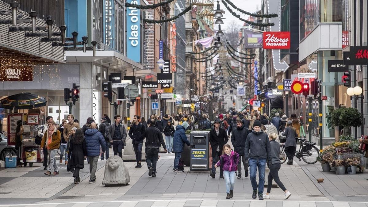 Ciudadanos de Estocolmo pasean por una calle comercial del centro de la ciudad, este martes.