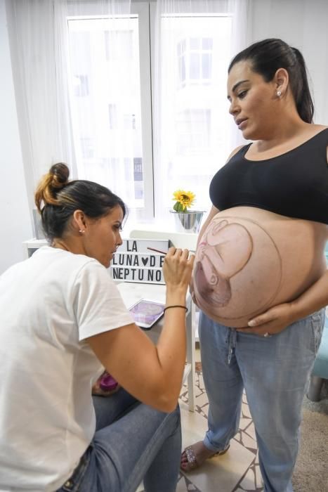 21-06-19 TELDE. SEDE LA LUNA DE NEPTUNO. LAS PALMAS DE GRAN CANARIA. Reportaje a una artista que pinta barrigas de embarazada. Fotos: Juan Castro.  | 21/06/2019 | Fotógrafo: Juan Carlos Castro