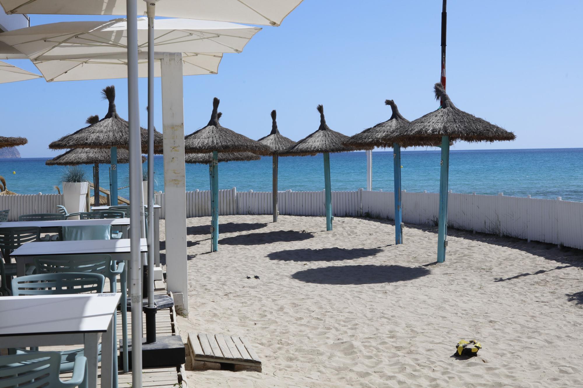 Auf Sand gebaut: Strandlokale und Häuser der Siedlung Ses Casetes des Capellans an der Playa de Muro