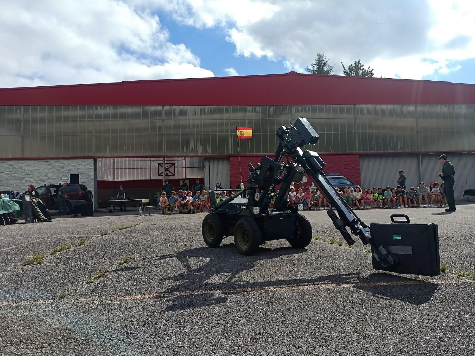 Demostración de la Guardia Civil en el colegio Elena Sánchez Tamargo de Laviana