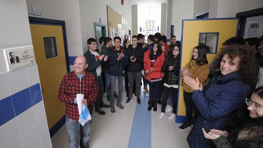 Matías Rodríguez da Torre, alumnado y docentes, ayer, tras descubrir la placa. // Bernabé/Javier Lalín