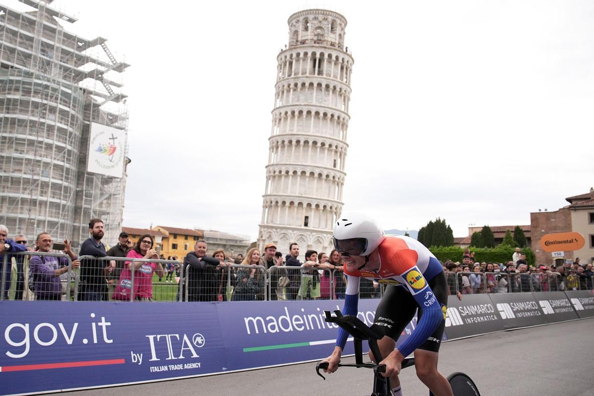 20/05/2025 El ciclista neerlandés Daan Hoole (Lidl-Trek) gana la contrarreloj del Giro de Italia 2025 entre Lucca y Pisa. El ciclista neerlandés Daan Hoole (Lidl-Trek) ha ganado este martes la décima etapa del Giro de Italia, una contrarreloj individual entre Lucca y Pisa de 28,6 kilómetros, en una jornada marcada por la lluvia, que fue decisiva para determinar el triunfo parcial y para apretar la general, con la maglia rosa todavía en poder de Isaac Del Toro (UAE Team Emirates-XRG) pese a que su compañero Juan Ayuso y, sobre todo, Primoz Roglic (Red Bull-BORA-hansgrohe) se le acercan. DEPORTES @LAPRESSE_NEWS/GIRO