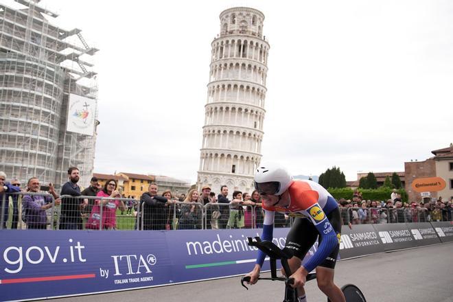 20/05/2025 El ciclista neerlandés Daan Hoole (Lidl-Trek) gana la contrarreloj del Giro de Italia 2025 entre Lucca y Pisa. El ciclista neerlandés Daan Hoole (Lidl-Trek) ha ganado este martes la décima etapa del Giro de Italia, una contrarreloj individual entre Lucca y Pisa de 28,6 kilómetros, en una jornada marcada por la lluvia, que fue decisiva para determinar el triunfo parcial y para apretar la general, con la maglia rosa todavía en poder de Isaac Del Toro (UAE Team Emirates-XRG) pese a que su compañero Juan Ayuso y, sobre todo, Primoz Roglic (Red Bull-BORA-hansgrohe) se le acercan. DEPORTES @LAPRESSE_NEWS/GIRO