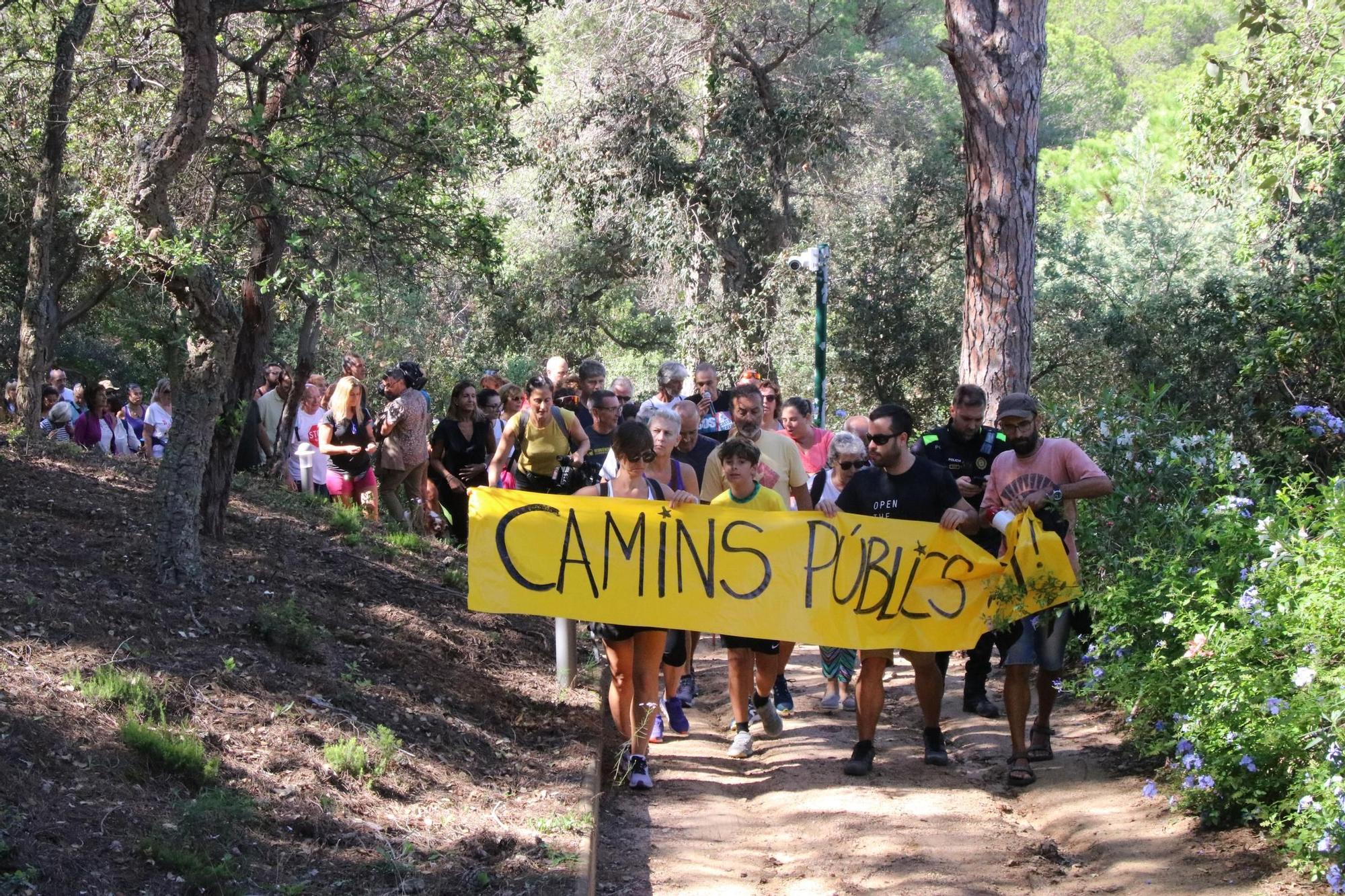 Els activistes han demanat la reobertura del camí de ronda al seu pas per Can Juncadella