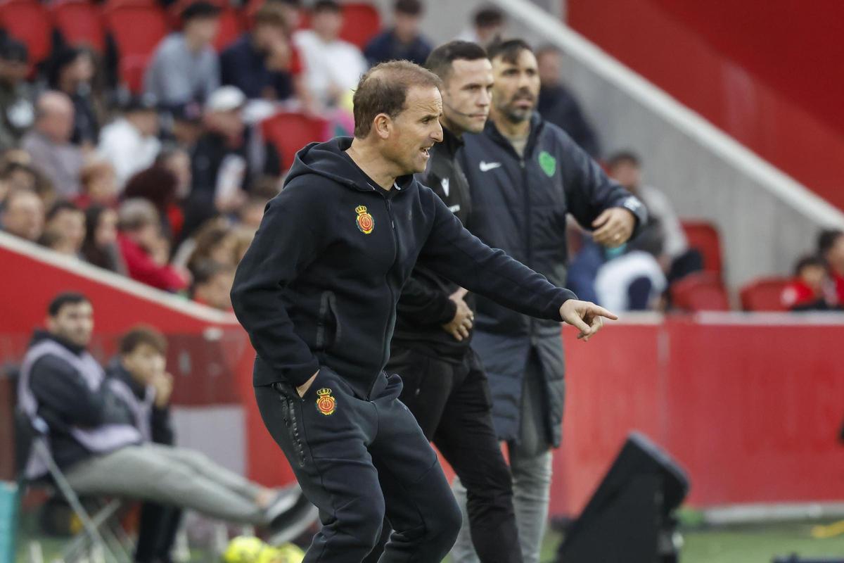 Jagoba Arrasate, dando indiciaciones durante el partido ante el Elche en Son Moix.