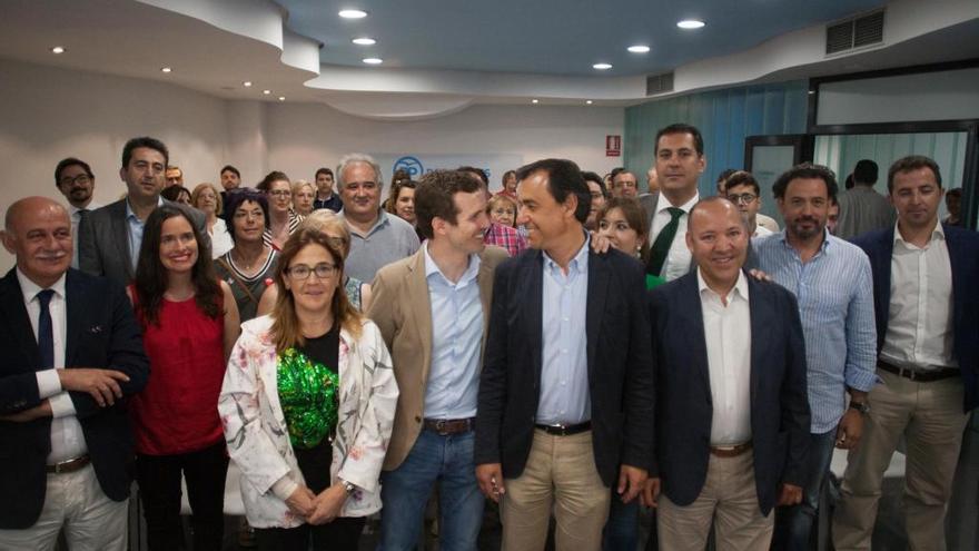 Pablo Casado y Fernández Martínez-Maíllo (centro), se fotografían con los militantes que han acudido a la sede a escuchar al candidato a las primarias