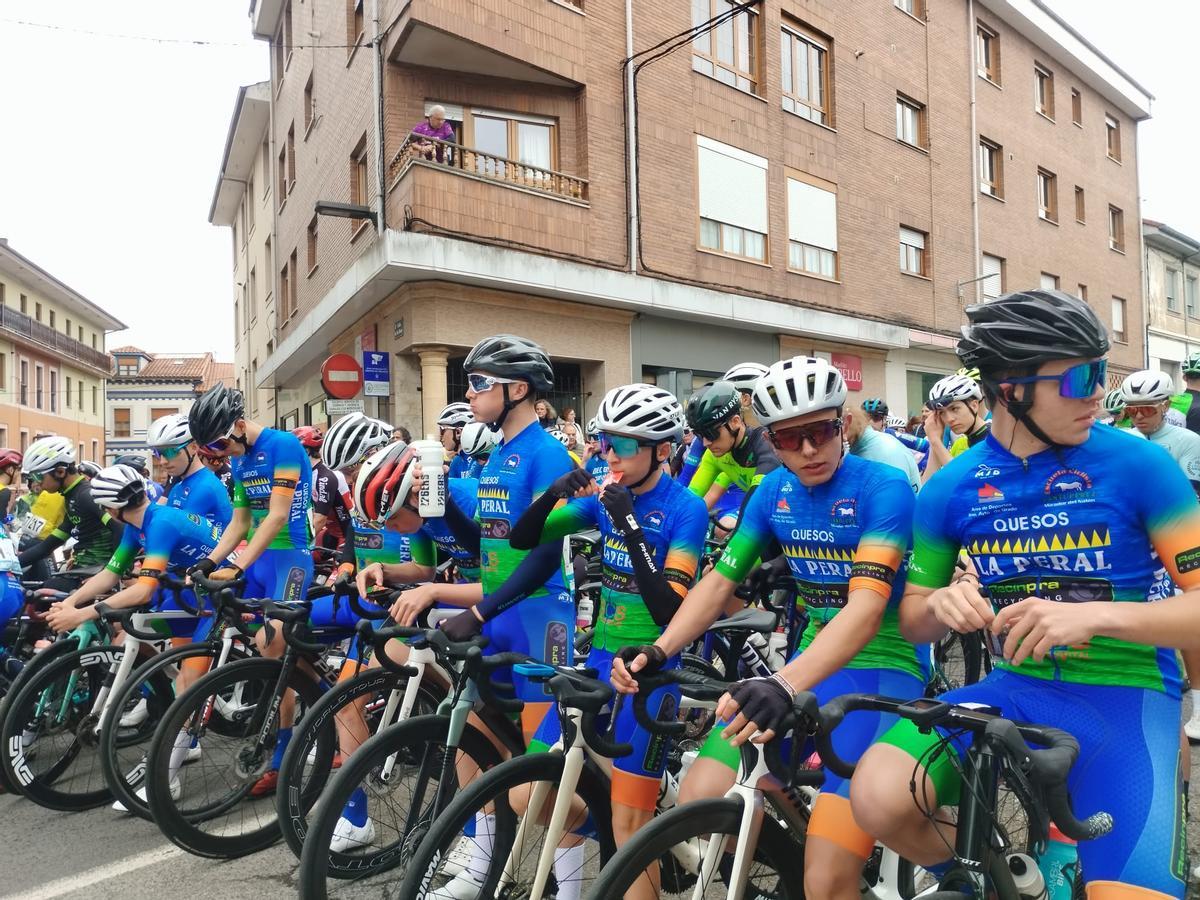 La salida del Trofeo Santiago y Santa Ana de ciclismo en Grado, en imágenes La salida del Trofeo Santiago y Santa Ana de ciclismo en Grado, en imágenes