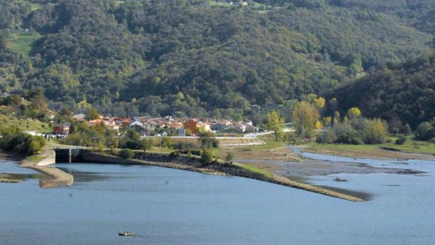 El pantano de Rioseco, con el pueblo al fondo.