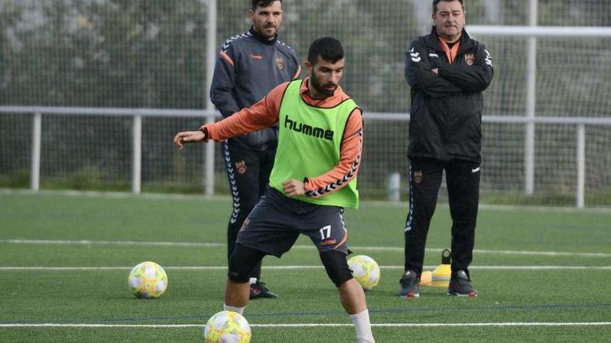 Carlos Pouso (derecha), junto a Jesús Ramos, siguiendo el entrenamiento de ayer en Campañó. // Rafa Vázquez