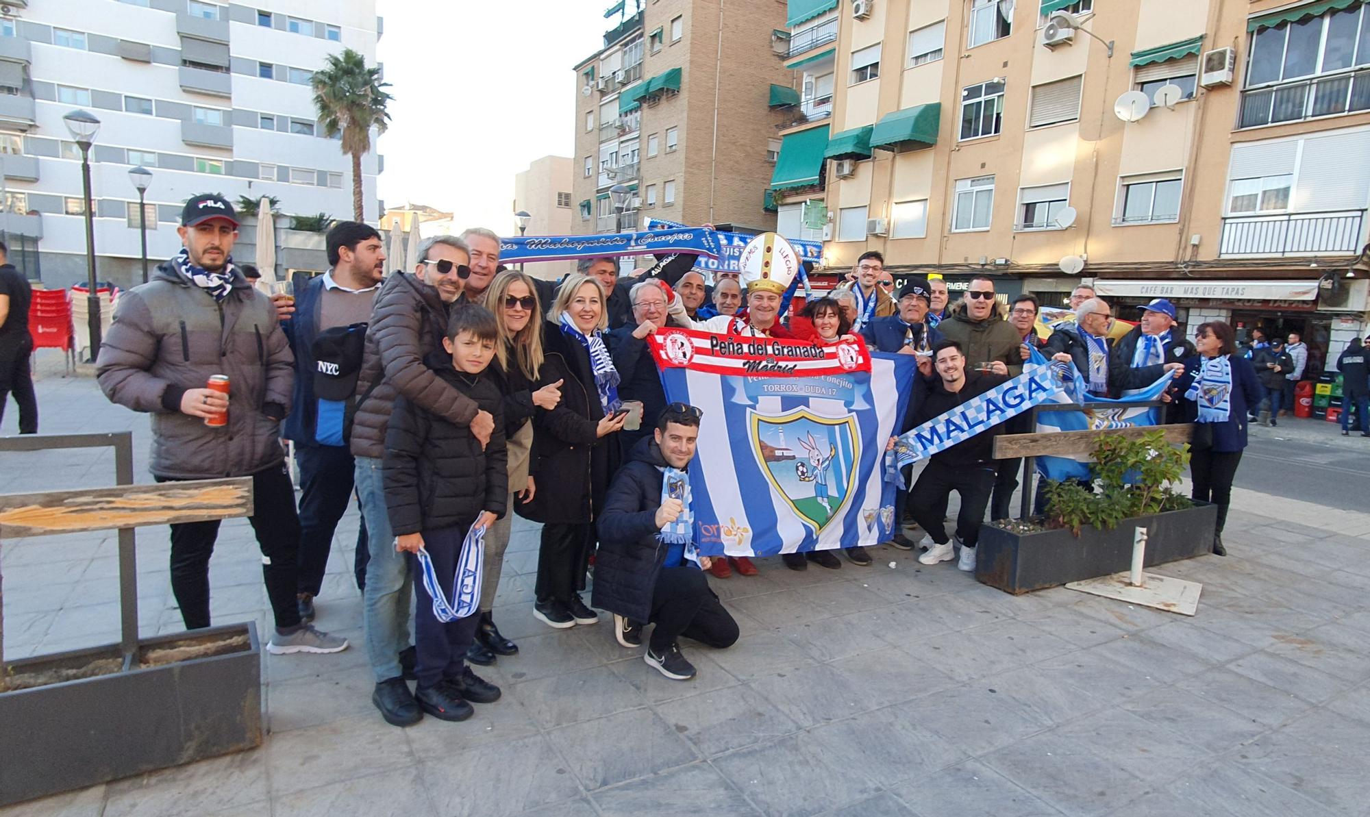 La afición del Málaga CF, en los aledaños del Nuevo Los Cármenes