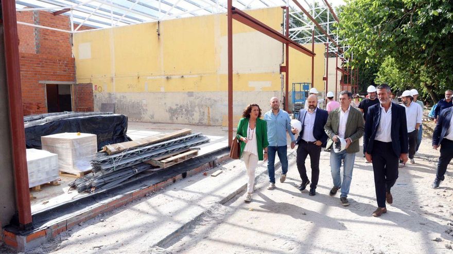 Román Rodríguez y el alcalde, Alberto Varela, a la izquierda, ayer en Fontecarmoa. | Noé Parga