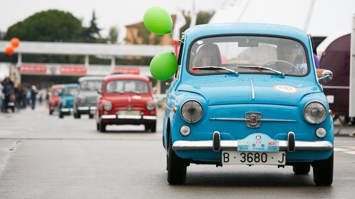 Un ’pitufo’ (casi cada color tenía su sobrenombre) encabeza una marcha de 600 en Montmeló.