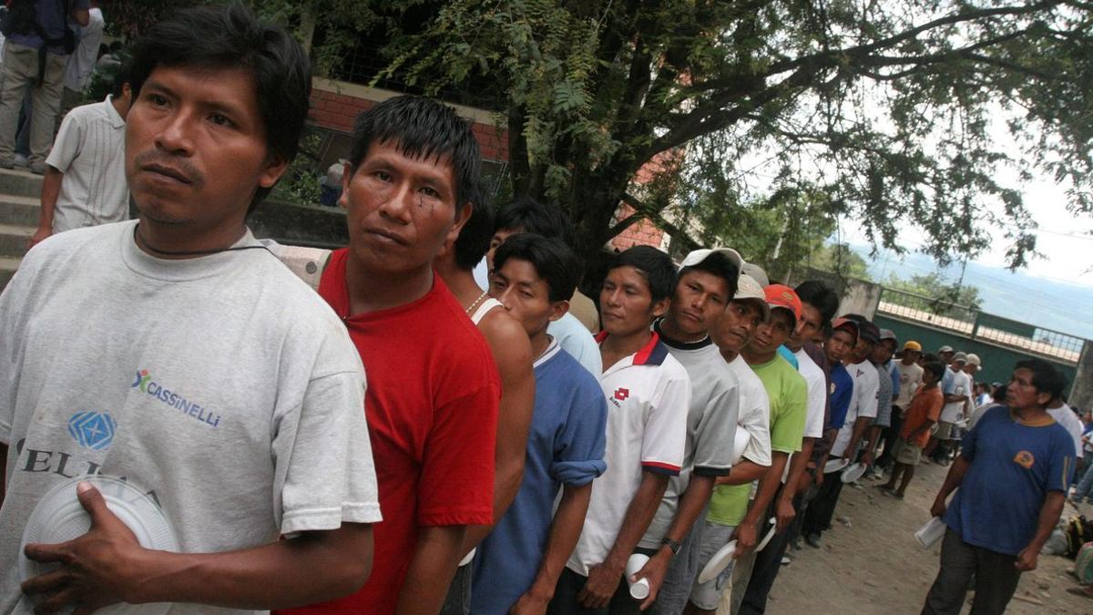 Un grupo hace fila para recoger alimentos en Perú