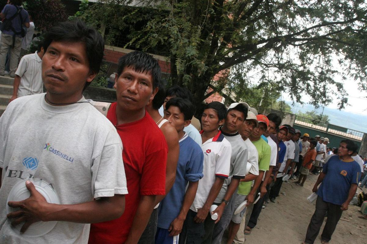 LIM12 - BAGUA (PERÚ), 08/06/09.- Un grupo de indígenas hace fila para recoger alimentos hoy, 8 de junio de 2009, en la sede de la Casa Pastoral de Bagua, departamento de Amazonas (Perú). La ONG Amazon Watch, comprometida con los derechos de los pueblos indígenas, denunció este lunes que la Policía peruana está haciendo desaparecer cadáveres de nativos con el fin de minimizar el número de víctimas en los violentos disturbios ocurridos el viernes en la citada ciudad. EFE/PACO CHUQUIURE