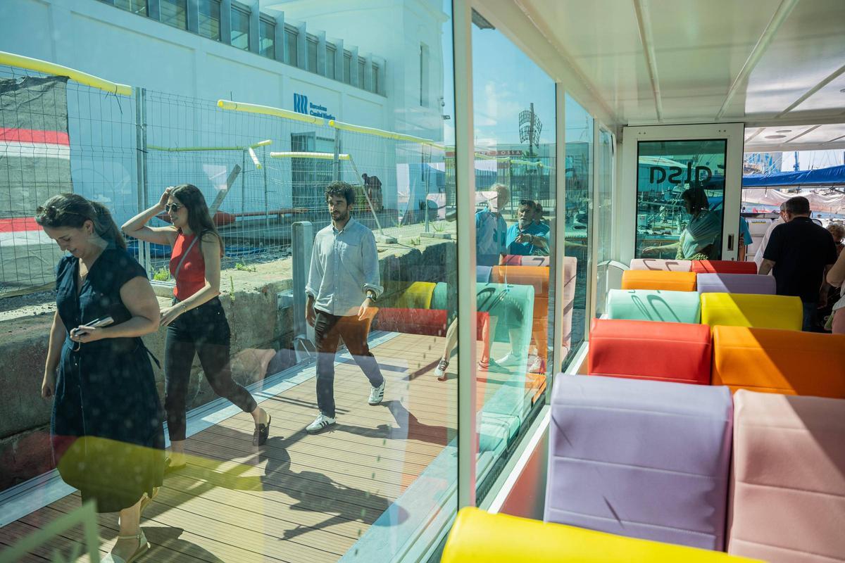 El bus náutico de Barcelona recibe sus primeros pasajeros
