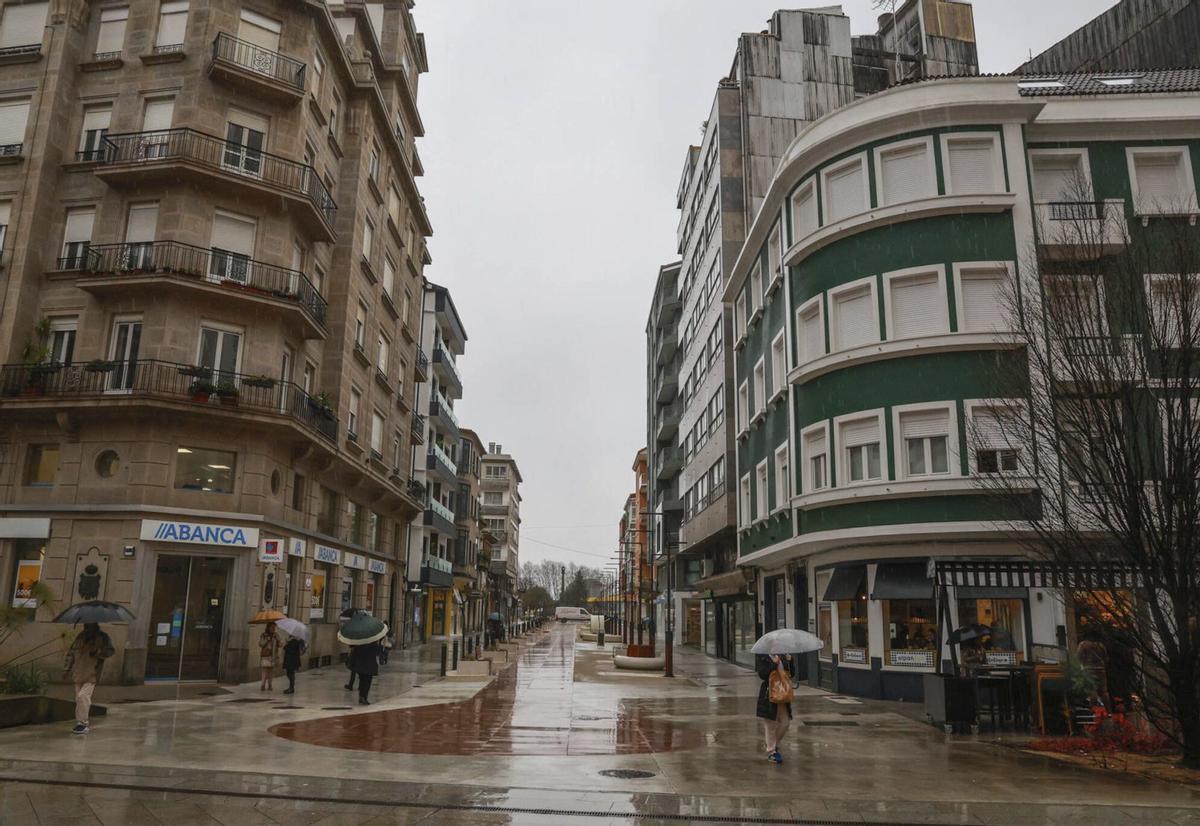 Calle Clara Campoamor de Vilagarcía, donde se ahuncian varios negocios de viviendas turísticas. | IÑAKI ABELLA