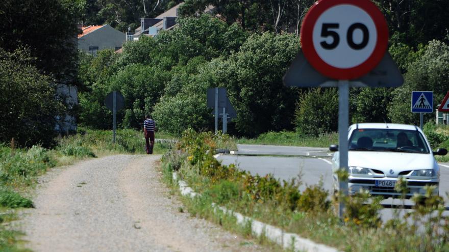 A Illa asume la limpieza de la PO-229 y acusa a la Xunta de “dejadez” en su cuidado