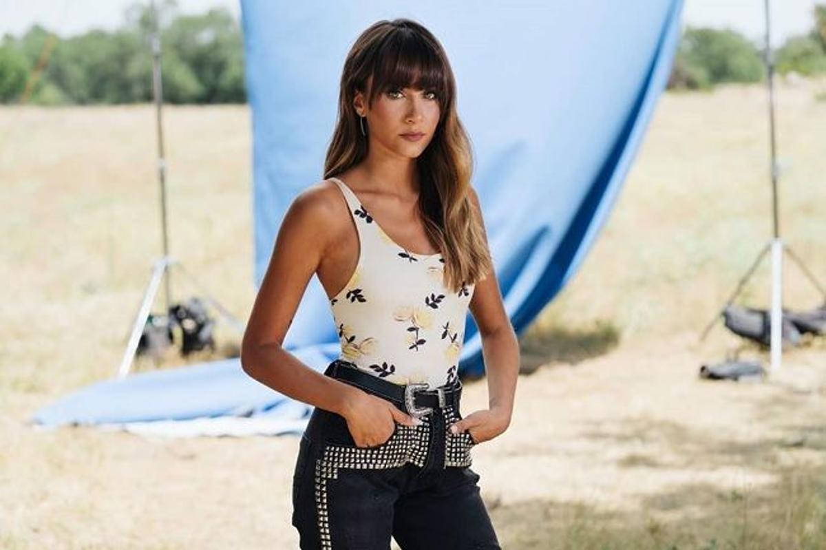 El look de Aitana con 'body' estampado y pantalones negros con tachuelas en el videoclip 'Más de lo que aposté