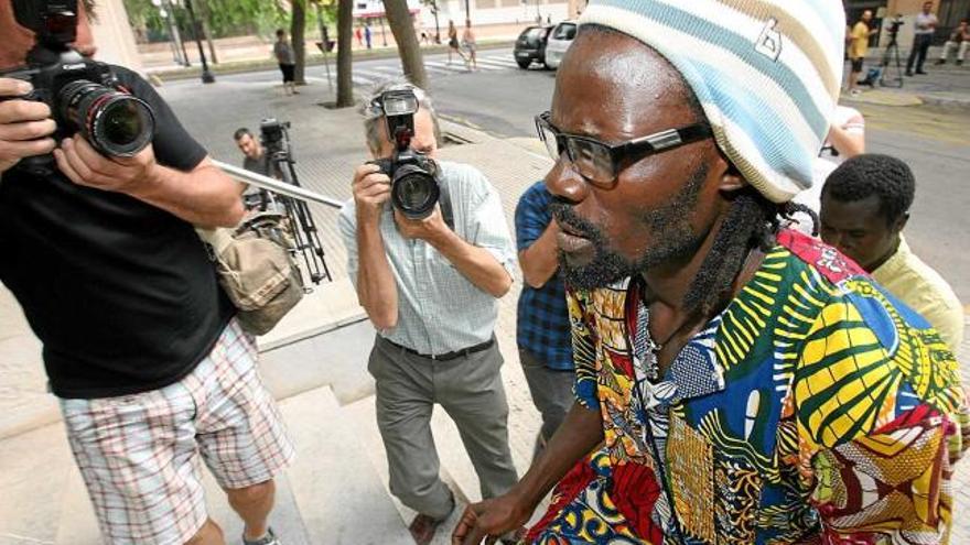 Babakar en el moment d&#039;entrar ahir a l&#039;edifici dels jutjats de Tarragona per prestar declaració