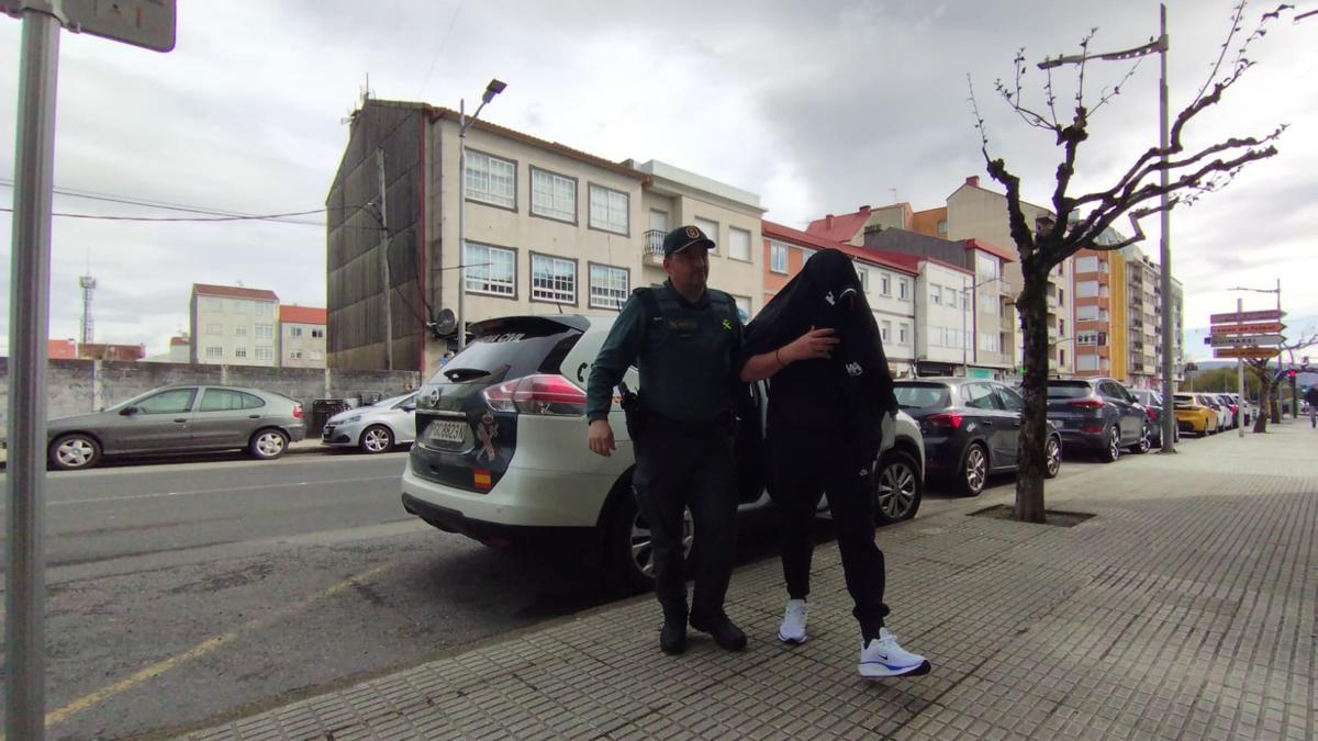 Llegada del detenido al Juzgado Número 2 de A Estrada