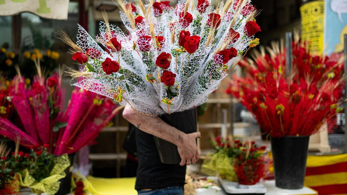 Un hombre con rosas decenas de rosas rojas el día de Sant Jordi