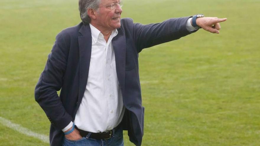 Pulgar da instrucciones durante el partido del pasado domingo en Miramar ante el Oviedo B.