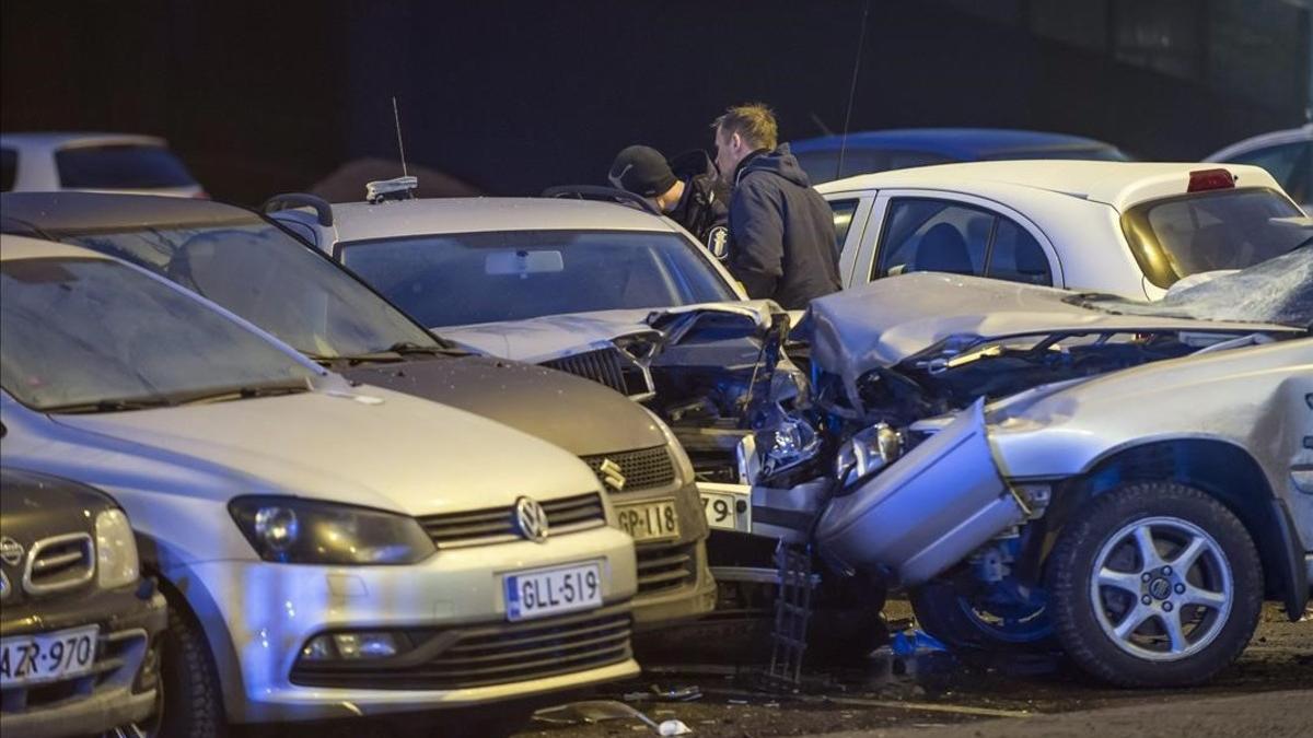 Un coche embiste a un grupo de gente en Helsinki