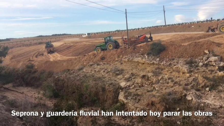 El Seprona paraliza las obras de una empresa que afectaban al cauce de la rambla de la Fayona en San Miguel de Salinas