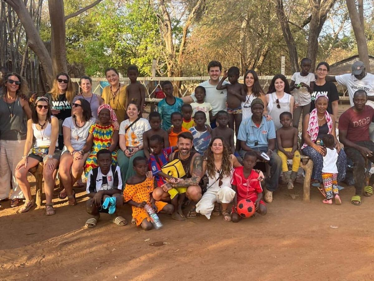 Imagen de miembros de WAW Senegal con nativos del país africano