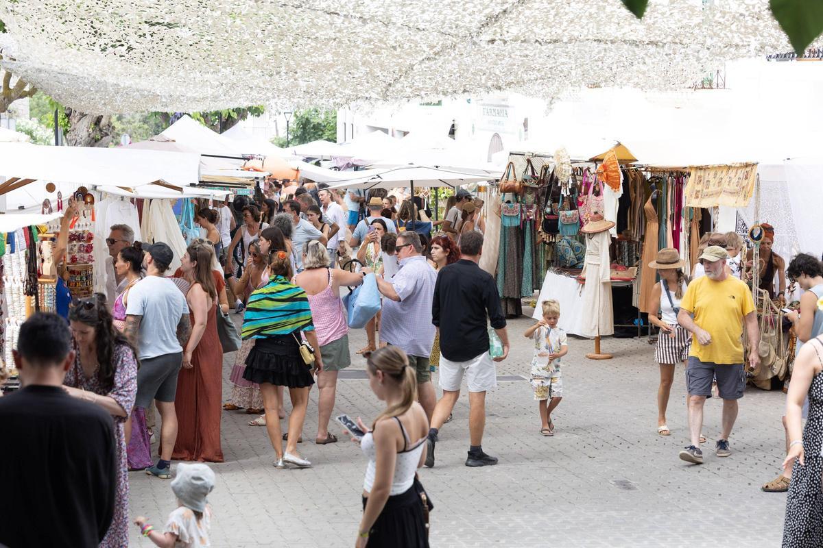 Galería: el mercadillo de Sant Joan en plena temporada de verano