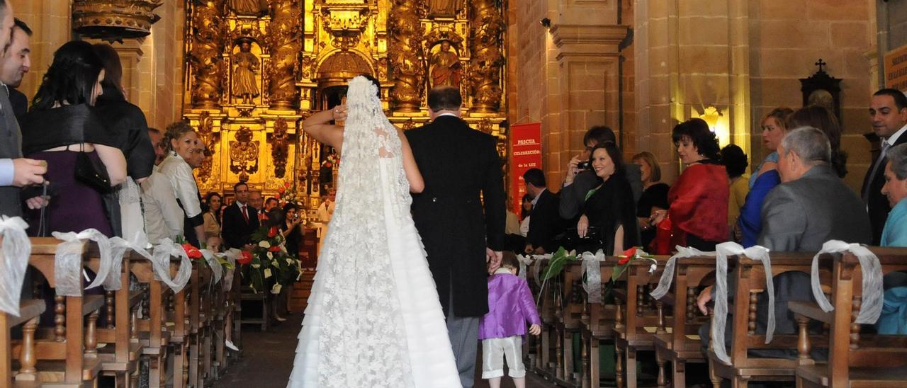 Una novia se encamina hacia el altar en una inglesia gallega