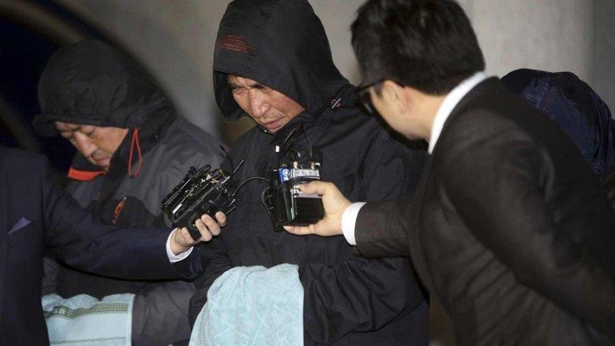 Lee Joon-seok, interrogado por varios periodistas después de su detención.