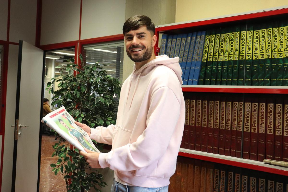 Palacín, con un ejemplar de este diario del pasado lunes con él de protagonista.