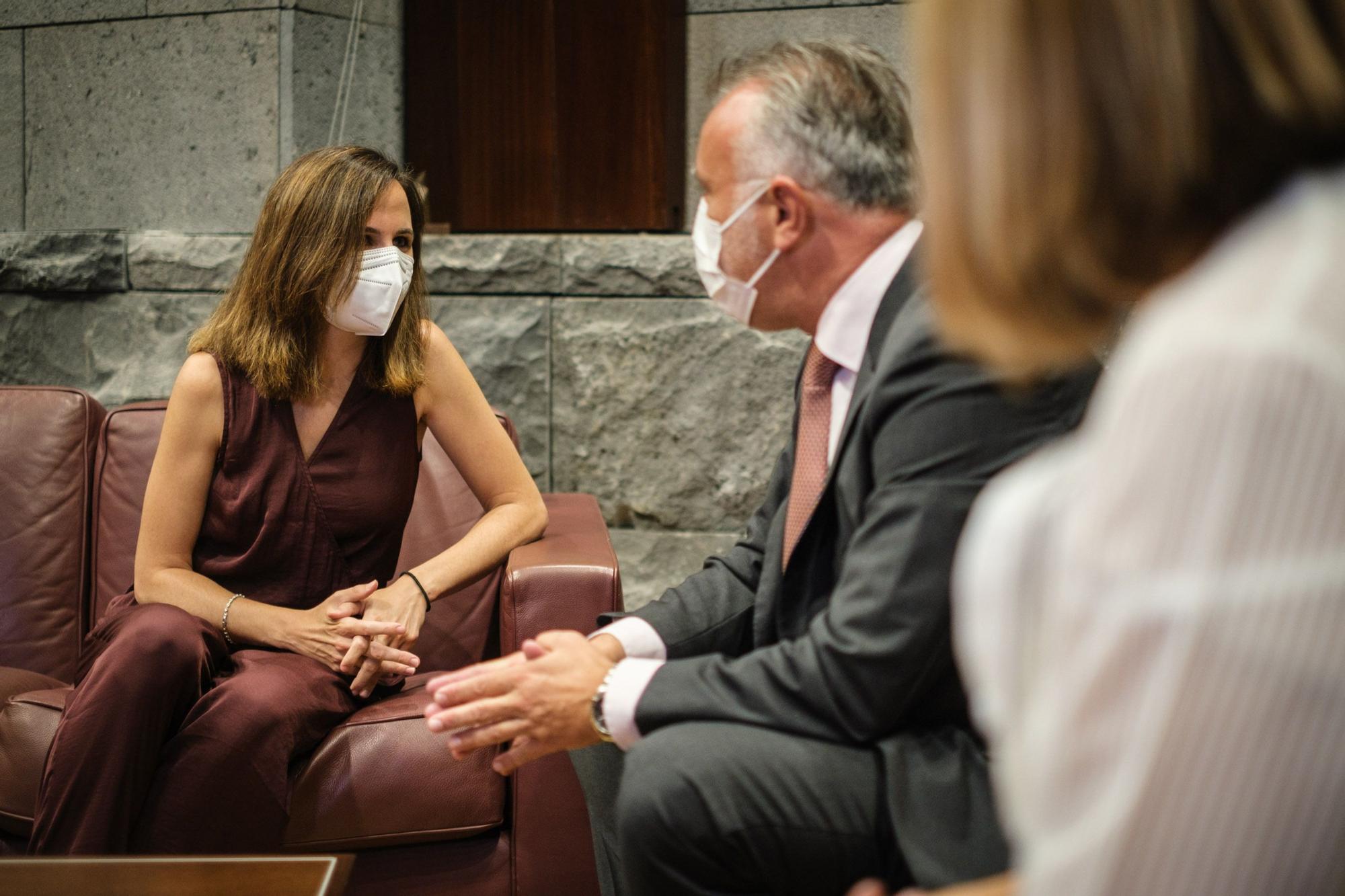 El presidente de Canarias, Ángel Víctor Torres,y la ministra de Derechos Sociales y Agenda 2030, Ione Belarra, firman el convenio