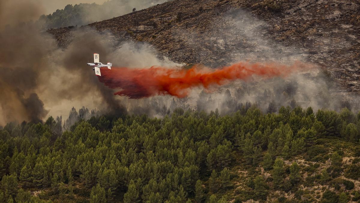 Un helicóptero trabaja en las labores de extinción del incendio en Bejís.