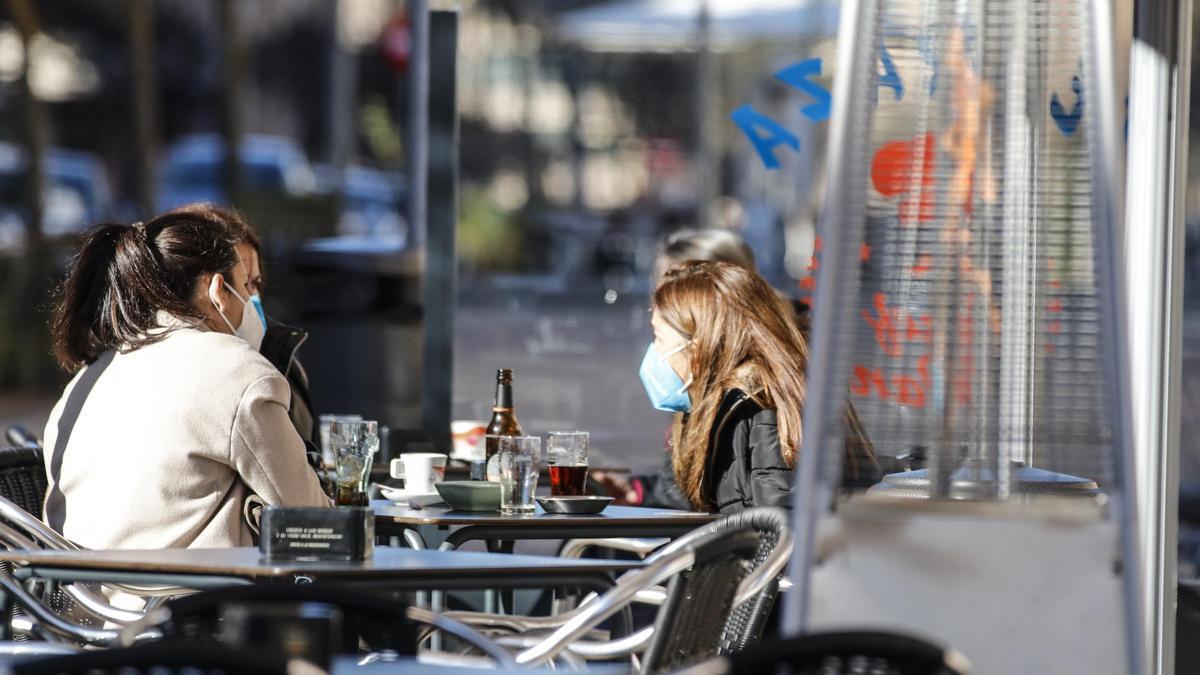 Imagen de clientes consumiendo en la terraza de un bar de Cáceres.