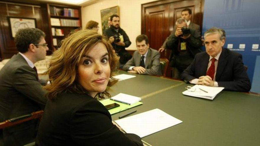 Sáenz de Santamaría y Jáuregui inician la negociación para el traspaso de poderes