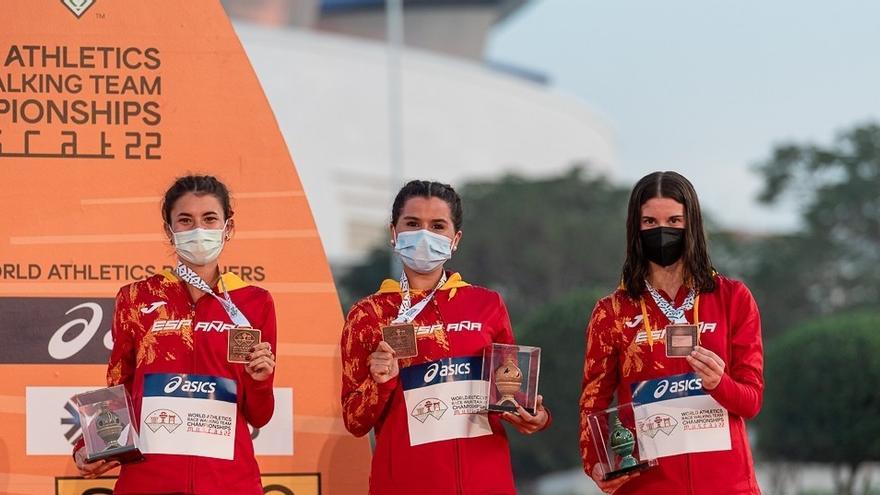 Eva Rico, en el centro de la imagen con su medalla de bronce en el Mundial sub-20.