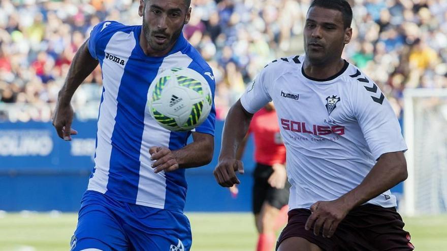 El central Antonio López en un encuentro durante su etapa en el Lorca FC.