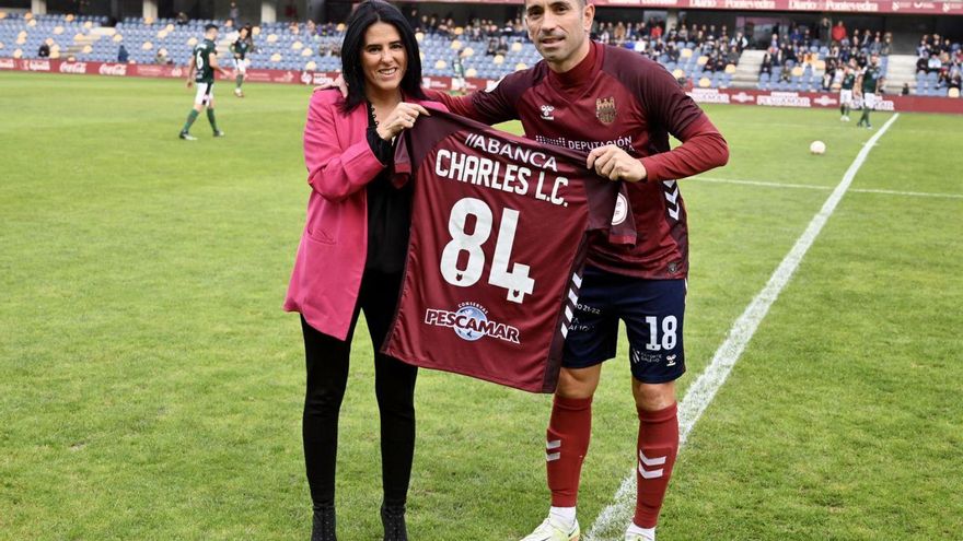 Lupe Murillo entregando a Charles una camiseta honorífica por ser máximo goleador del club. | // G. SANTOS