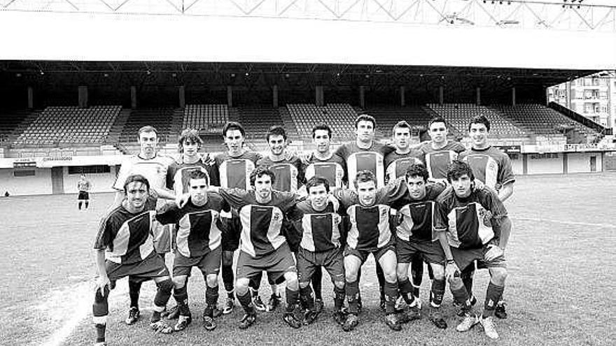 Plantilla del Avilés B que logró el domingo el ascenso. En la imagen pequeña, el técnico blanquiazul, Xiel, en La Toba.