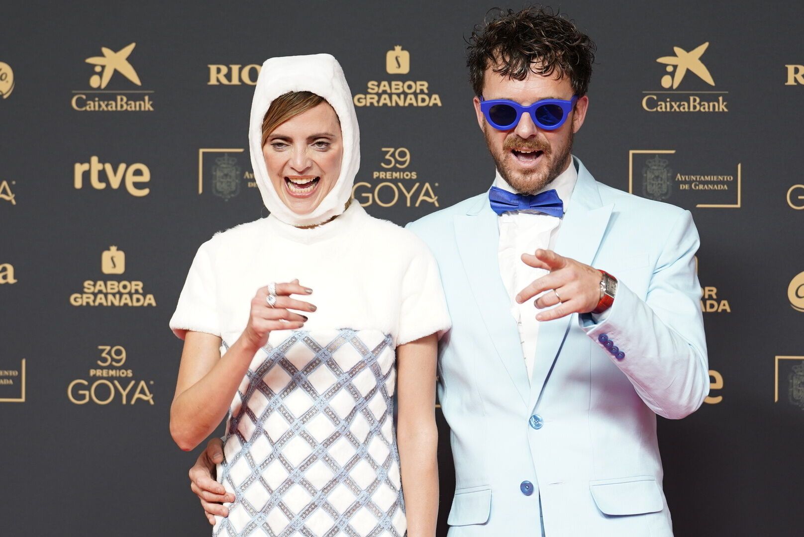 Los actores Macarena Gómez y Aldo Comas posan en la alfombra roja de la 39º edición de los Premios Goya, en el Palacio de Exposiciones y Congresos de Granada, a 8 de febrero de 2025, en Granada, Andalucía (España). Los galardones son otorgados de manera anual por la Academia de las Artes y las Ciencias Cinematográficas de España (AACCE) con el objetivo de premiar a los mejores profesionales en cada una de las distintas especialidades tanto técnicas como creativas del cine español. 08 FEBRERO 2025 Arsenio Zurita / Europa Press 08/02/2025. ALDO COMAS;MACARENA GOMEZ;Arsenio Zurita