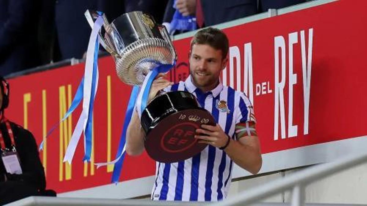El capitán, Asier Illarramendi levantando la Copa del Rey