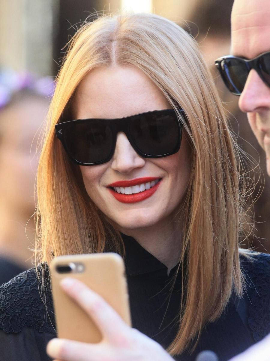Jessica Chastain con melena rubia y gafas de sol