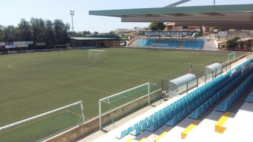 Imagen actual del campo de fútbol de Lloseta que recibirà un nuevo césped