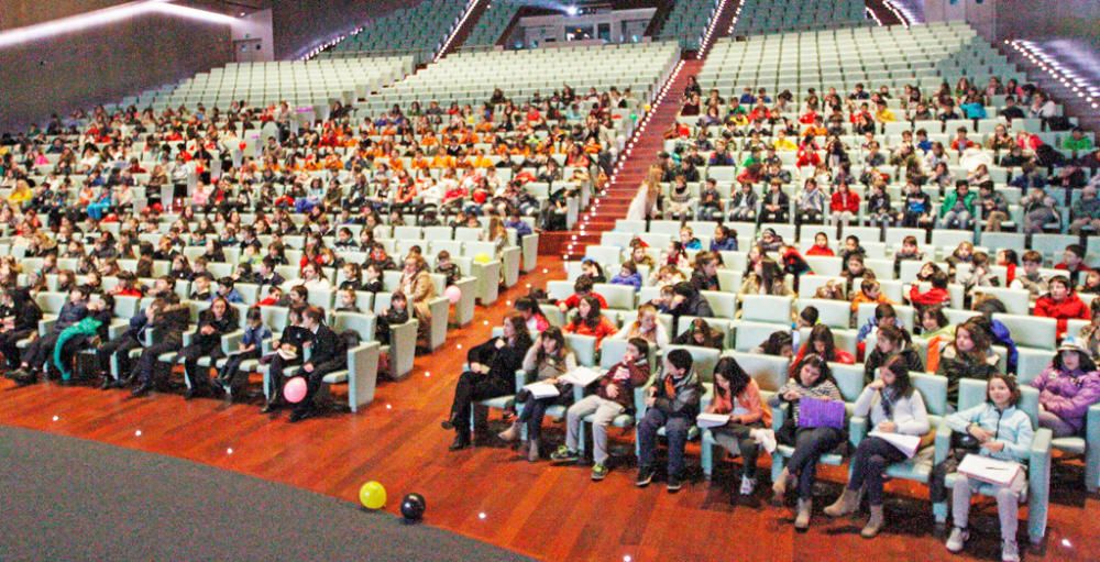 Estudiantes de diez colegios de Vigo y Chapela entrevistan a Chus Lago, Vlado Gudelj y Óscar Pereiro y presencian la transformación de su trabajo en una doble página del diario decano